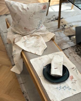 Okrem porcelánu u nás nájdete aj prémiové textilné doplnky, napríklad obrusy, behúne či obliečky na vankúše, ktoré...